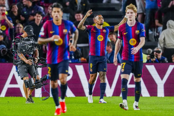 Champions: Barcelona goleia Feyenoord com gols de Raphinha e Gabriel Jesus