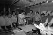 Homens discutem projetos de construção Homens discutem projetos de construção