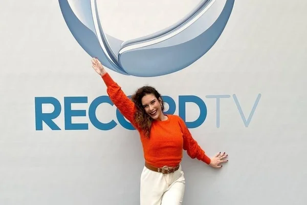 Após reality, Stephanie Gomes realiza sonho na Record TV