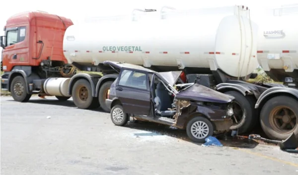 Acidente entre carro e caminhão termina em morte perto de Planaltina