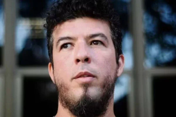 foto colorida de rosto de homem branco de barba olhando para longe - metrópoles