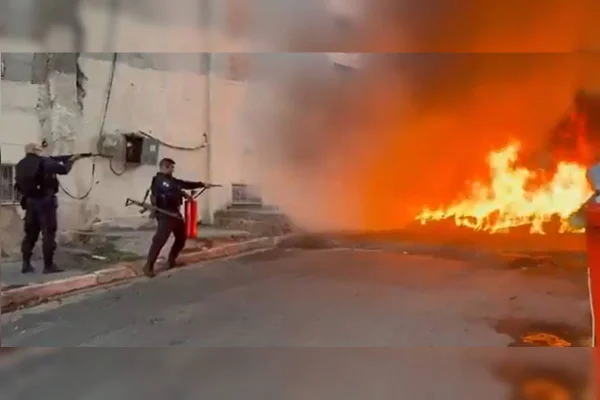 Morador grava confronto que fechou Avenida Brasil: "Muito tiro"