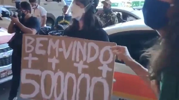 Apoiadores puxaram cartaz das mãos da jovem, que fazi protesto sozinha