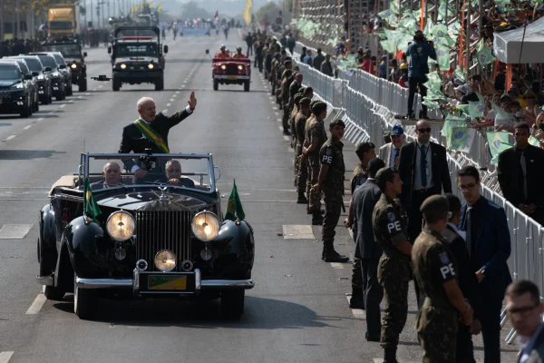 Foto colorida do presidente Luiz Inácio Lula da Silva (PT) no desfile de 7 de setembro - Metrópoles