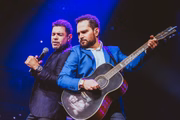 Zezé Di Camargo e Luciano não se falam em bastidores de show, diz site