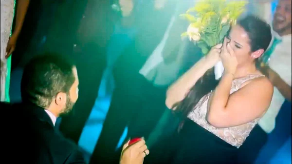 Vídeo mostra pedido inusitado de casamento durante festa em Brasília