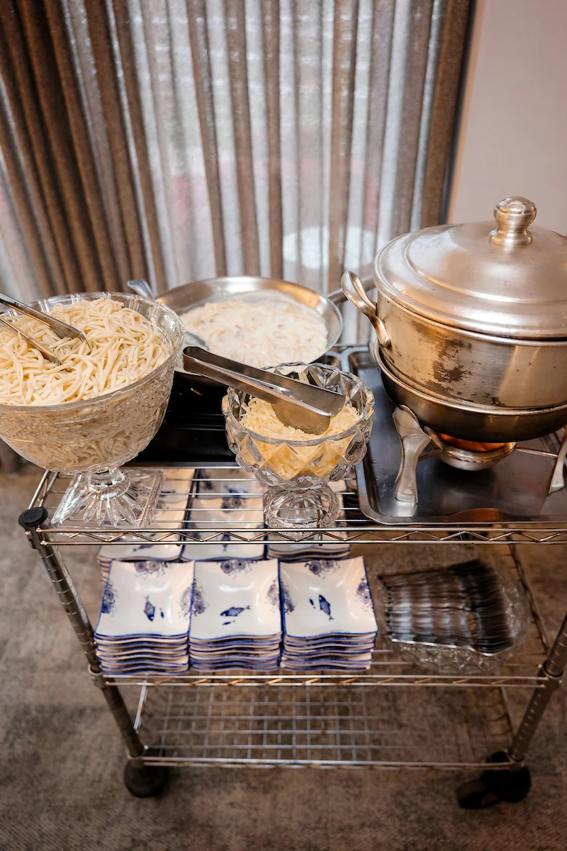 Buffet com opções de Fettuccine ao molho alfredo Buffet com opções de Fettuccine ao molho alfredo