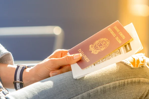 Mulher segurando passaporte italiano - Metrópoles