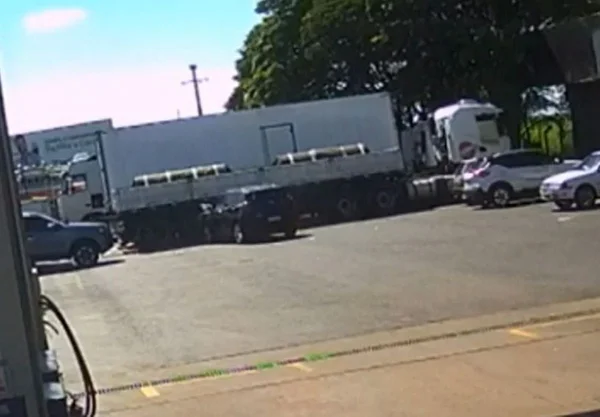 Imagem colorida mostra carro que bateu em caminhão; casal que estava no veículo morreu - Metrópoles