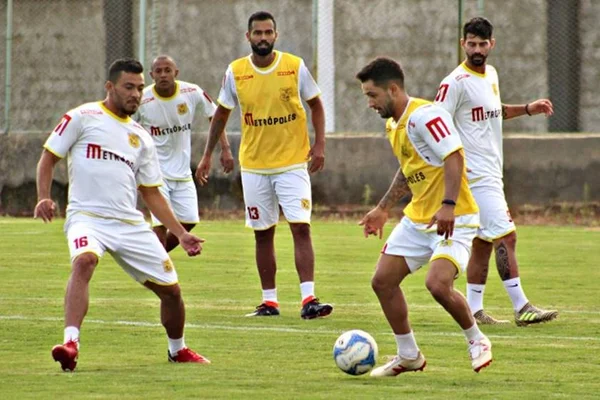 Jogando pelo empate, Brasiliense busca classificação contra o Capital