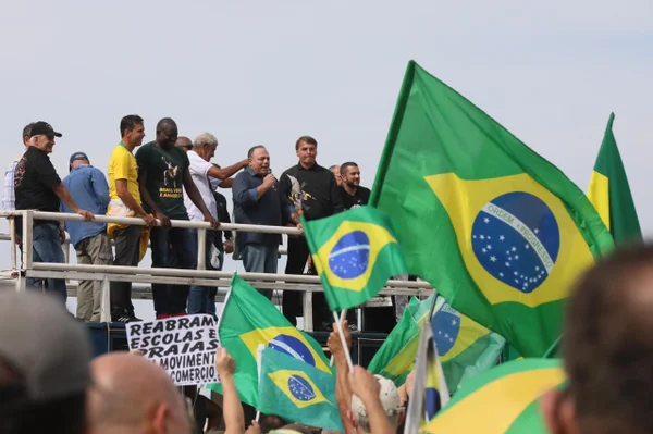 Após depor na CPI, Pazuello participa de ato com Bolsonaro sem máscara