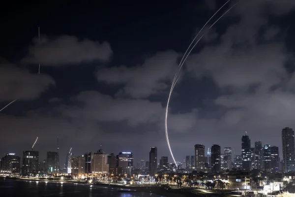Sistema de defesa aérea "Iron Dome" de Israel responde aos mísseis balísticos iranianos, visto de Tel Aviv, Israel