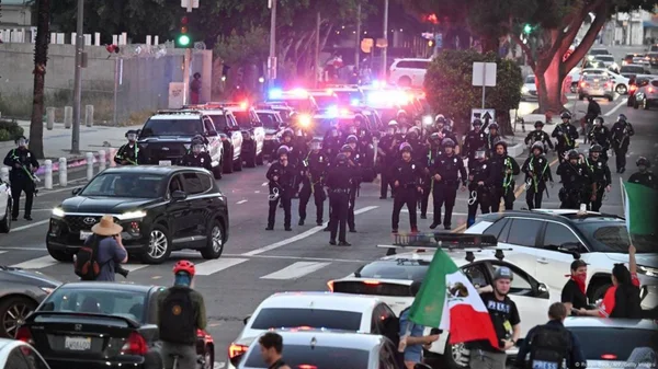 imagem colorida lapd toque de recolher los angeles
