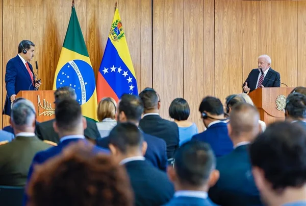 Imagem colorida mostra Lula e Maduro assinam tratados - Metrópoles