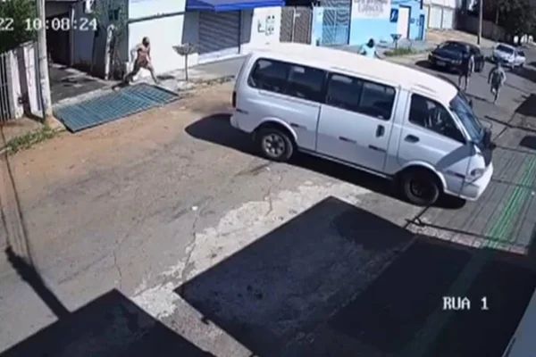 em goiânia, menino entra em van, desengata, derruba portão e quase atinge outra casa