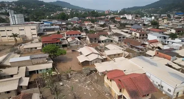 Imagem colorida dos estragos causados pelas enchentes no bairro Canoas, Rio do Sul, no Vale do Itajaí (SC)