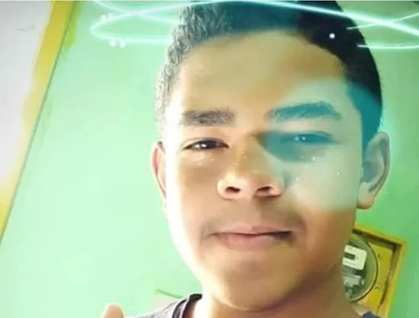 Ao voltar da missa, coroinha é atingido por bala perdida e morre