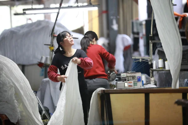 Projeto reúne marcas de moda para lucrar sem produzir novas peças