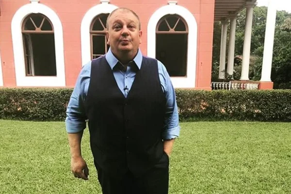 Foto colorida de Érick Jacquin fazendo biquinho - Metrópoles
