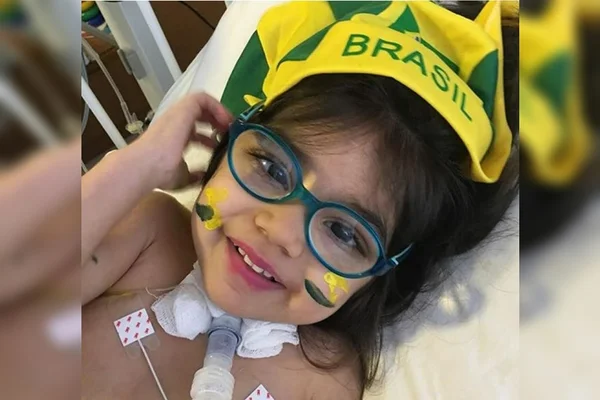 Pais do DF pedem ajuda para descobrir doença rara da filha, de 4 anos
