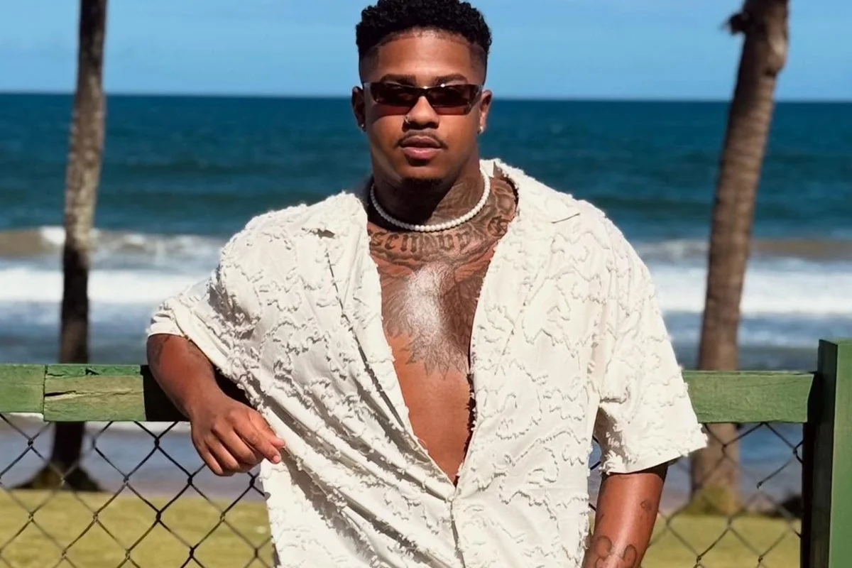 Yuri Costa, ex-bailarino de Ludmilla, posa de óculos escuros na praia Yuri Costa, ex-bailarino de Ludmilla, posa de óculos escuros na praia