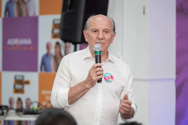Imagem colorida mostra Beto Piteri, candidato a prefeito em Barueri - Metrópoles