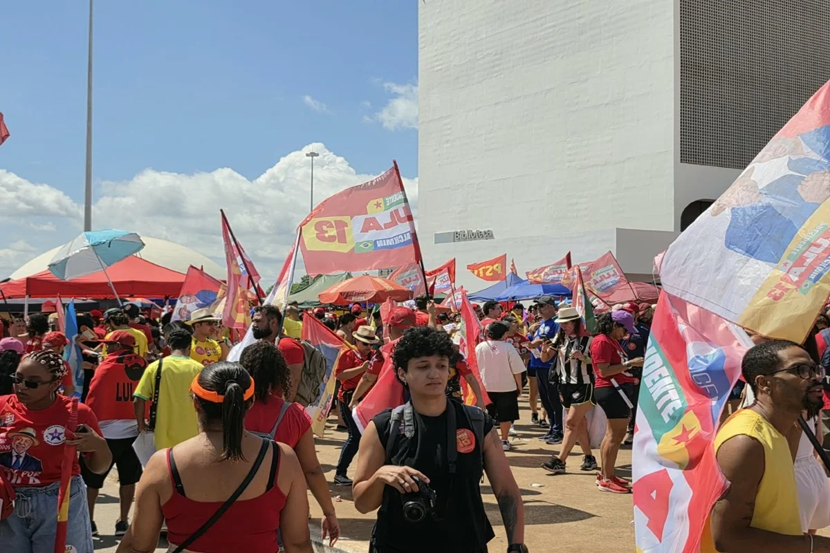 Nomeada como “ato da virada”, a iniciativa reúne apoiadores da esquerda no Distrito Federal em um momento de intensificação de apoio a Lula para a etapa decisiva da disputa presidencial Nomeada como “ato da virada”, a iniciativa reúne apoiadores da esquerda no Distrito Federal em um momento de intensificação de apoio a Lula para a etapa decisiva da disputa presidencial