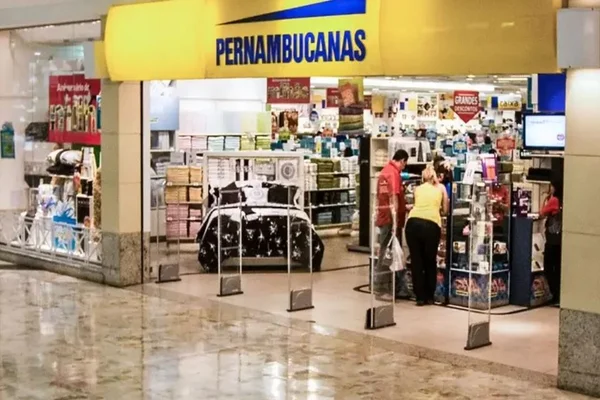Imagem colorida de loja da Pernambucanas, com funcionários trabalhando e atendendo consumidores - Metrópoles