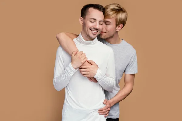 Casal sorridente se abraçando