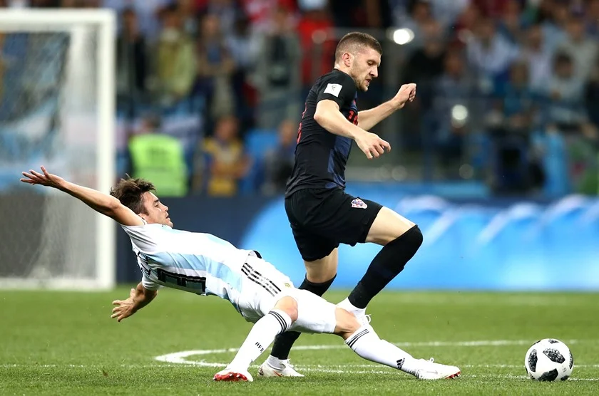 Croata Ante Rebic é desarmado por Nicolas Tagliafico Croata Ante Rebic é desarmado por Nicolas Tagliafico