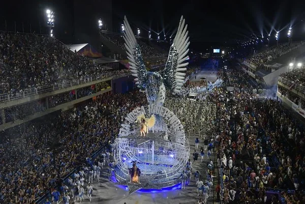 Imagem colorida do desfile da Beija-Flor no Carnaval do Rio de Janeiro - Metrópoles