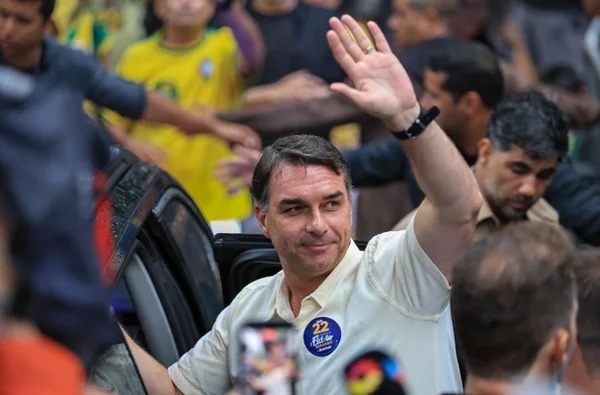 Líder nas pesquisas, Flávio critica Lula ao votar: “A esperança virou medo”