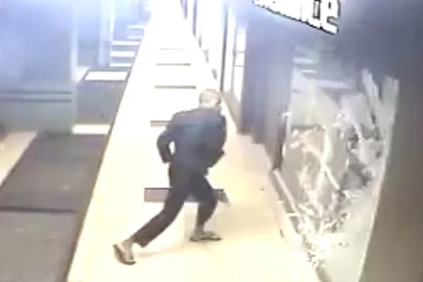 Bandido quebra vitrine de loja no Sudoeste e furta bolsa. Veja vídeo