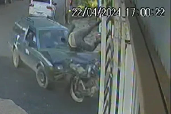 A Polícia Civil do Estado de Goiás (PCGO), prendeu, nessa terça-feira (7/5), um homem que tentou atropelar, de forma proposital, uma vítima que estava de motocicleta em Alto Paraíso (GO), região do Entorno do DF.