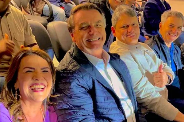 “Penetra” no Morumbi, Bolsonaro ouve vaias e aplausos no jogo do São Paulo