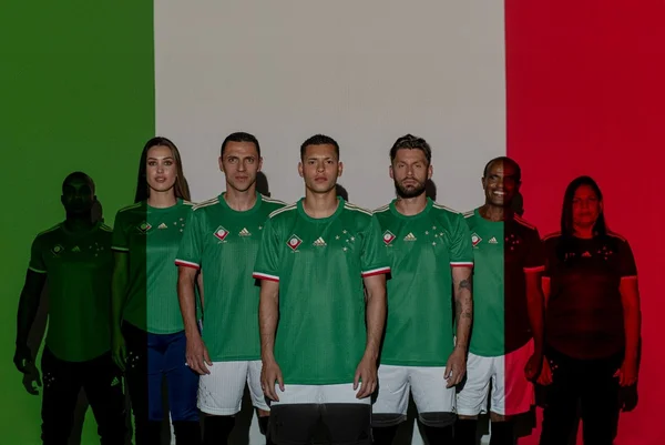 Cruzeiro lança camisa verde e fãs dividem opiniões nas redes sociais