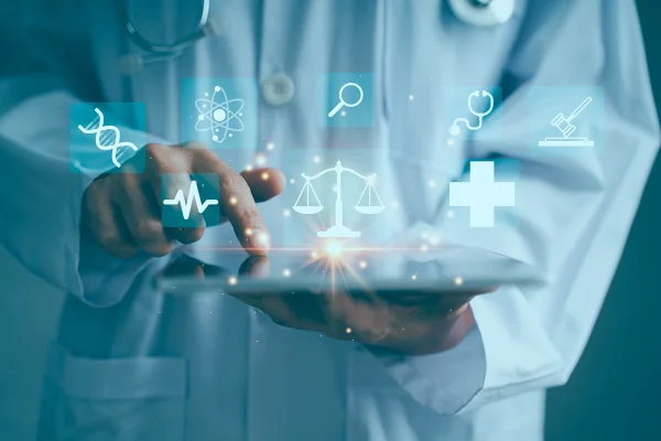 Médico utilizando tablet com ícone de balança legal representando conformidade farmacêutica, regulamentação da saúde, direito médico, proteção de dados e governança em ambiente hospitalar moderno. IA. Metrópoles
