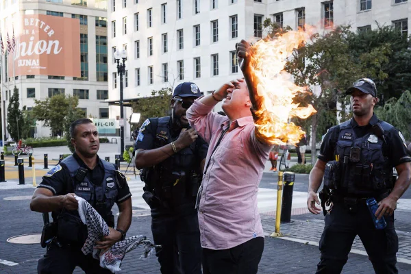 Imagem colorida de homem colocando fogo no próprio corpo - Metrópoles