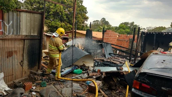 No Varjão, casa pega fogo e chamas atingem carro estacionado no imóvel
