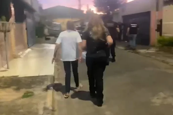 Mulher contrata mercenários para matar ex após conselho espiritual
