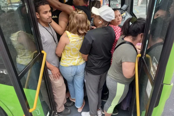 Imagem mostra ônibus lotado em São Paulo - Metrópoles