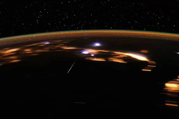 O pico da chuva de meteoros Lirídeos será do dia 21 para o dia 22 de abril. Esta é uma das mais brilhantes que cruzam o céu da Terra - Metrópoles
