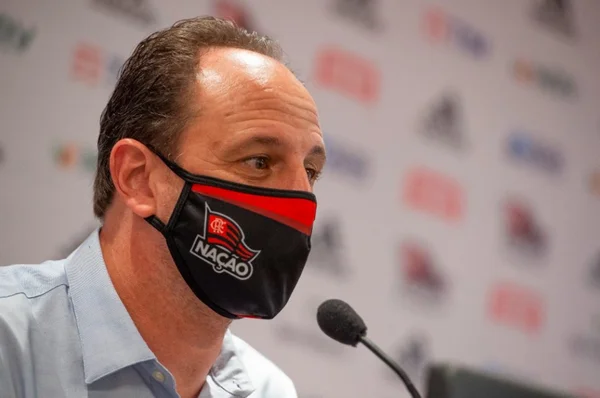 Rogério Ceni com máscara do Flamengo