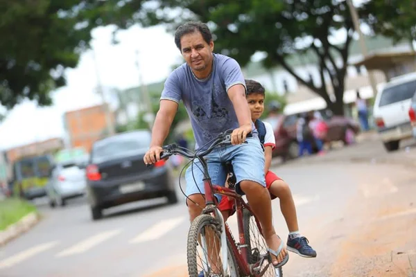Escolas do DF são afetadas pela falta de merenda, limpeza e transporte