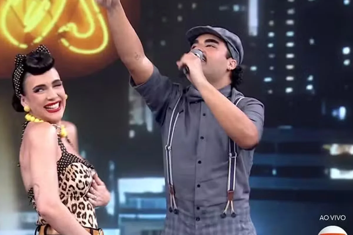 Professora do Dança dos Famosos revela gravidez ao vivo e surpreende