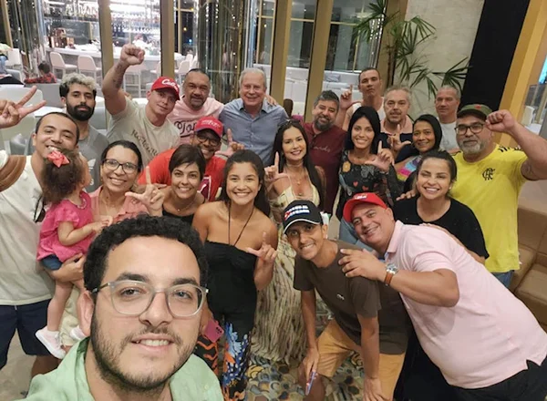 O deputado Washington Quaquá e José Dirceu com militantes petistas em Cuba
