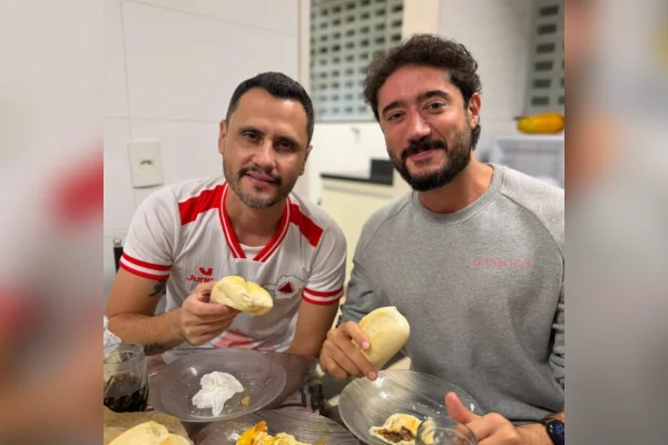 Cleitinho Azevedo e Gabriel Azevedo comendo pão