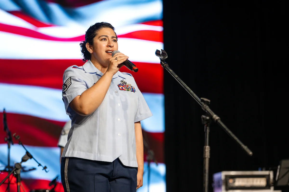 Estadunidense ficou responsável por cantar o hino norte-americano Estadunidense ficou responsável por cantar o hino norte-americano