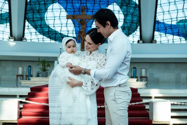 Marcela Castilho e Vagner Araújo batizam a filha Louise na Catedral