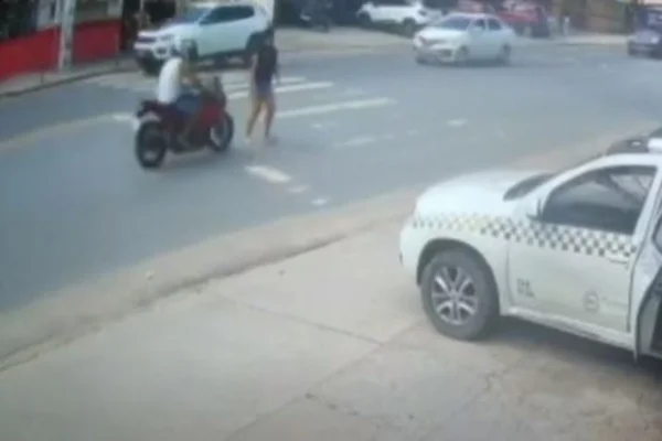 Mulher é atropelada